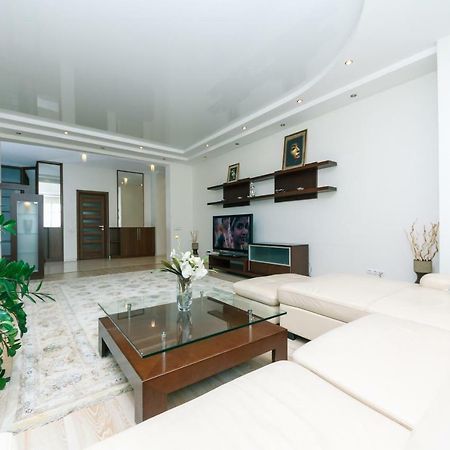 3 Комнатные Апартаменты В Центре Печерска Kyiv Exterior photo