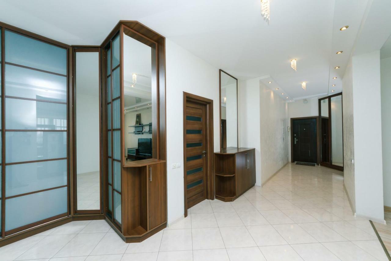3 Комнатные Апартаменты В Центре Печерска Kyiv Exterior photo