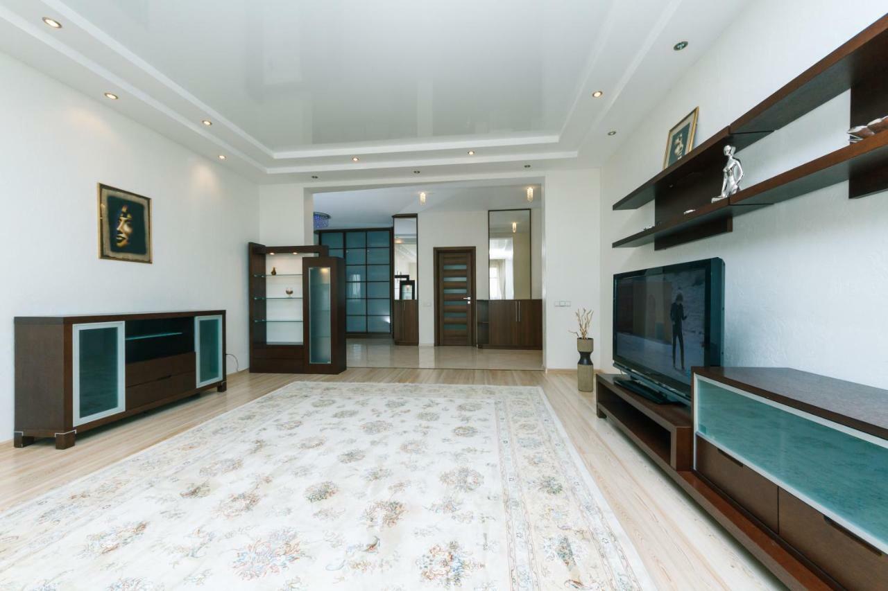 3 Комнатные Апартаменты В Центре Печерска Kyiv Exterior photo